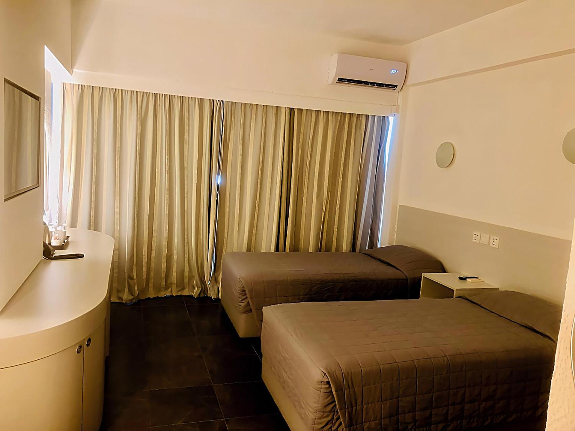 Chambre Lits Jumeaux Supérieure avec Balcon - Vue sur Piscine